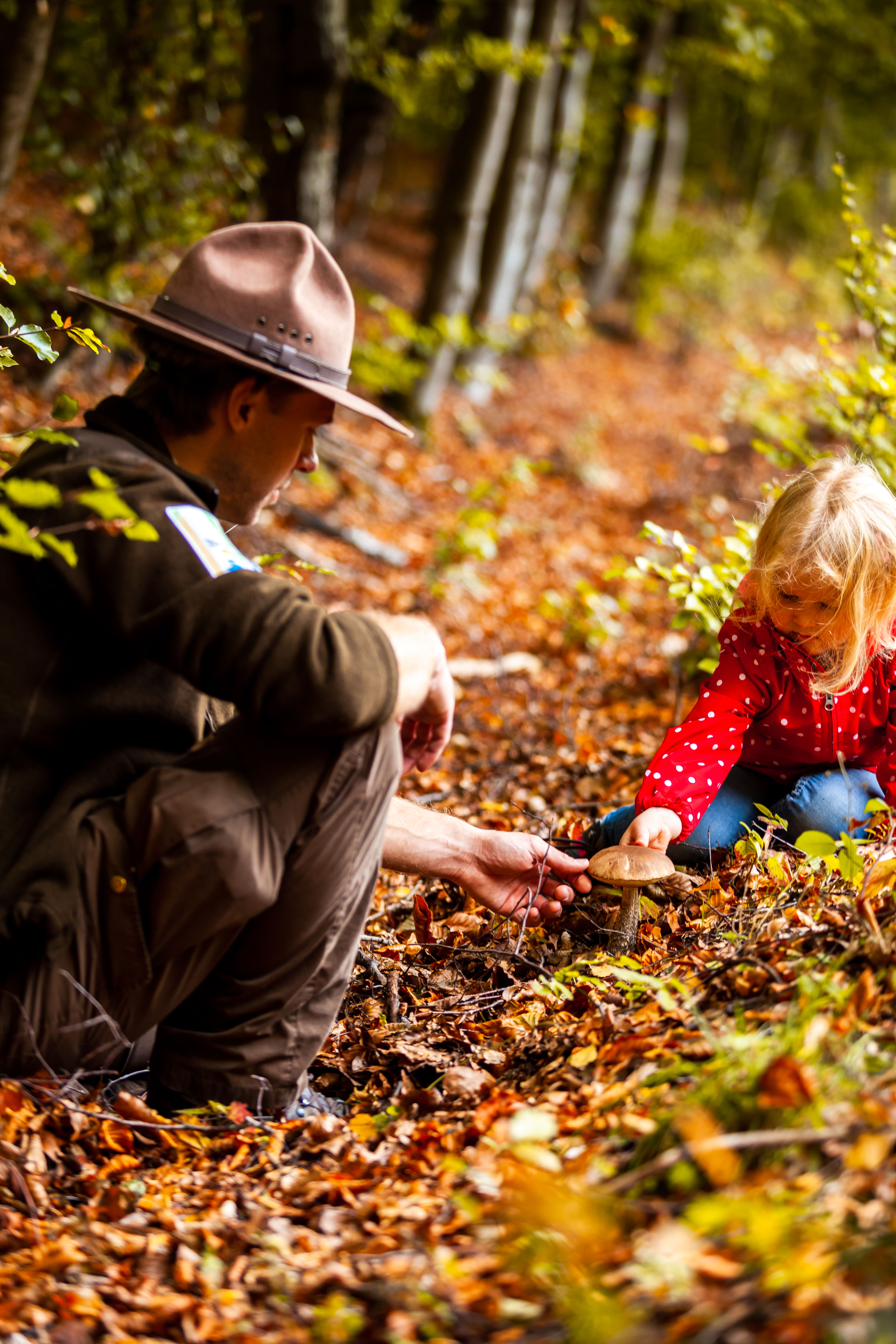 Ein Kind mit Ranger im Wald 