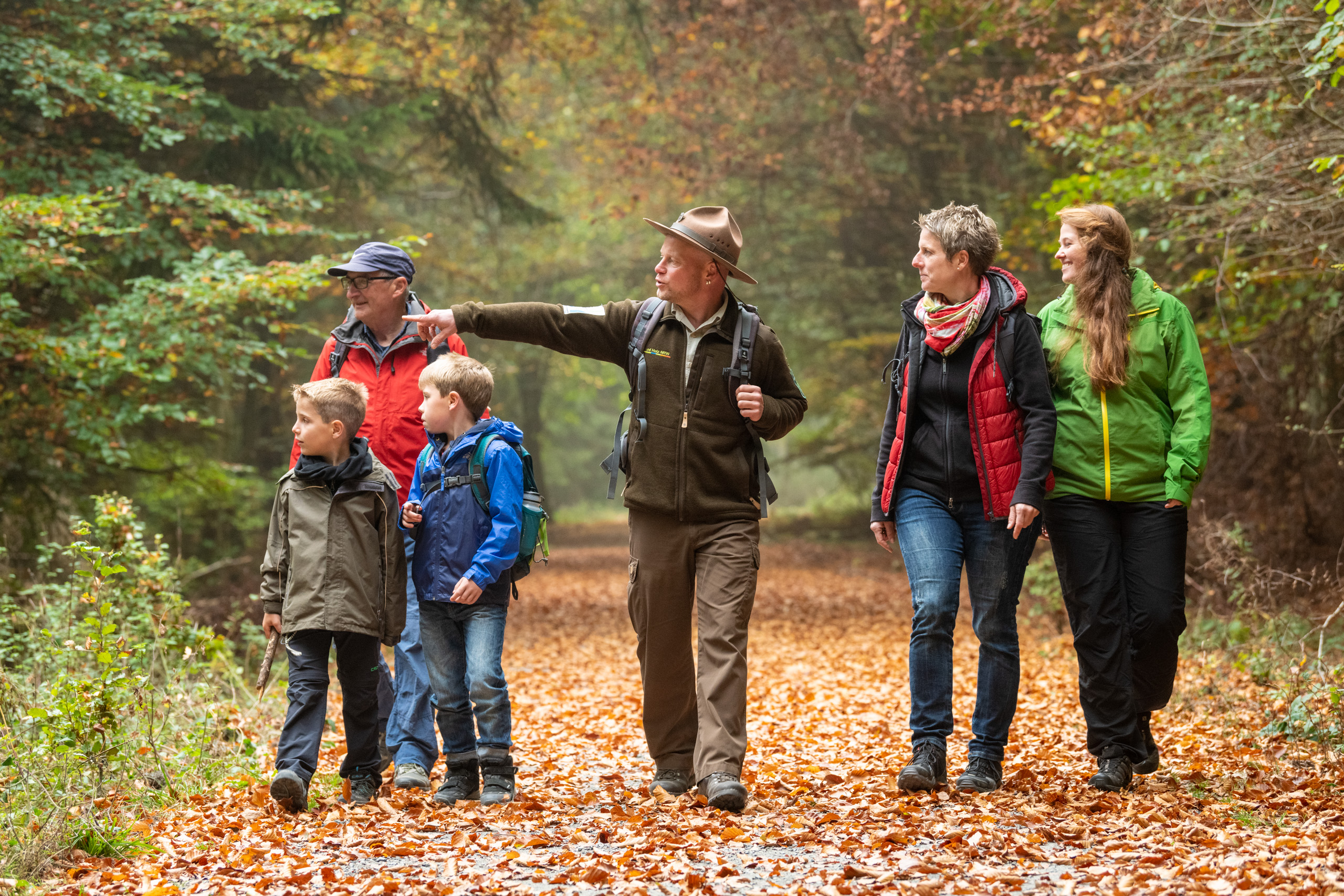 Wanderer mit Ranger im Nationalpark