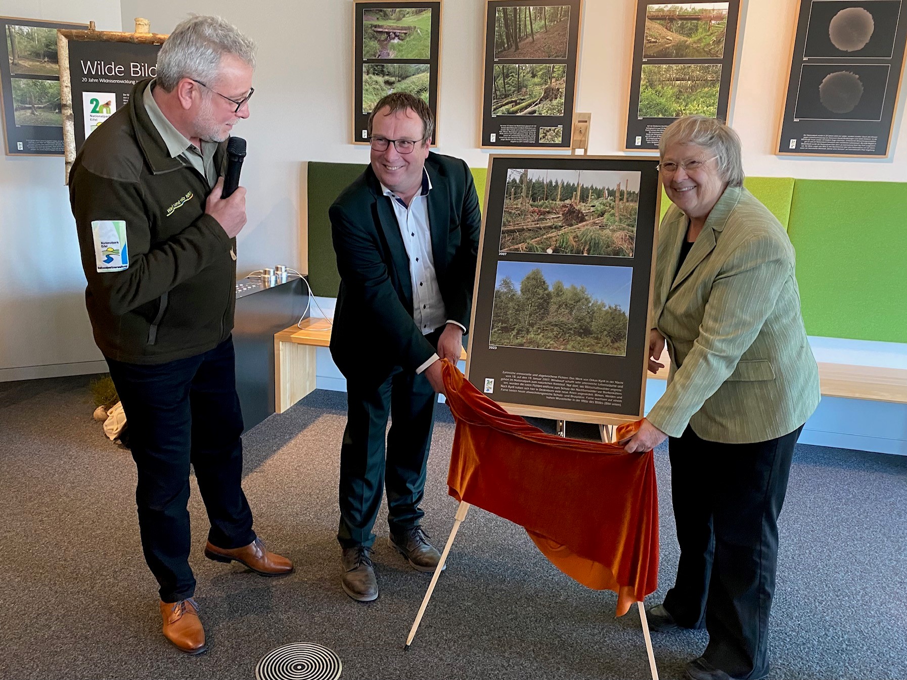 Michael Lammertz, kommissarischer Leiter der Nationalparkverwaltung, Umweltminister Oliver Krischer und Staatsministerin a.D. Bärbel Höhn bei der Eröffnung der Sonderausstellung "Wilde Bilder - 20 Jahre Wildnisentwicklung im Nationalpark Eifel"