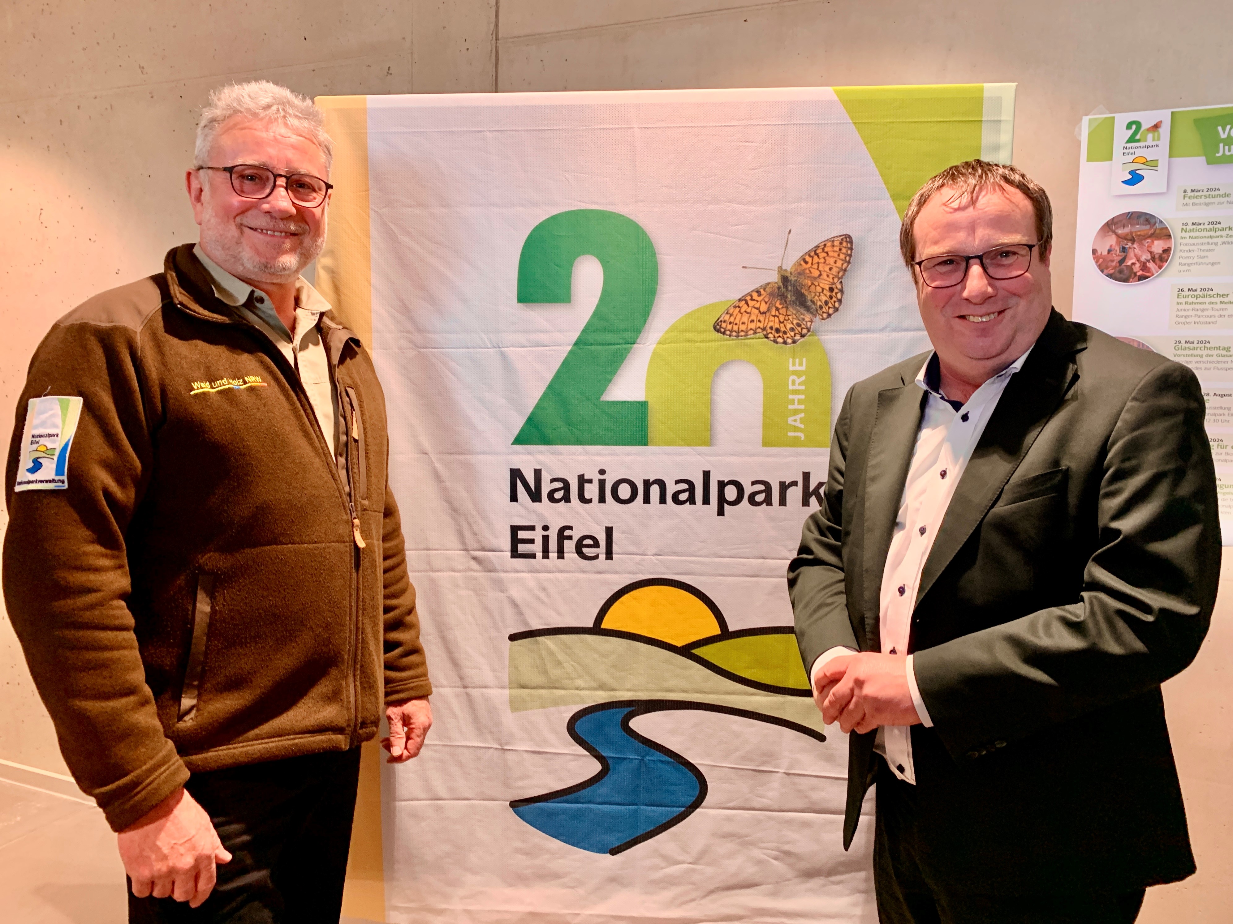 Michael Lammertz, kommissarischer Leiter der Nationalparkverwaltung, und Umweltminister Oliver Krischer (rechts) im Rahmen der Feierstunde zum 20-jährigen Jubiläum des Nationalparks 